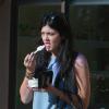 Exclusif - Depuis que Kylie Jenner ne va plus à l'ecole, elle passe ses journées à se remettre de ses nuits de fête, en allant faire du shopping et en mangeant des glaces. Los Angeles, le 17 octobre 2013.