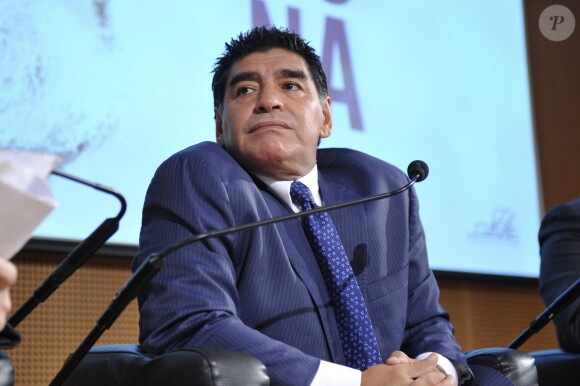 La légende du foot Diego Maradona lors d'une conférence de presse à Milan en Italie le 17 octobre 2013 pour la sortie d'un DVD sur sa carrière avec le journal La Gazzetta dello Sport.