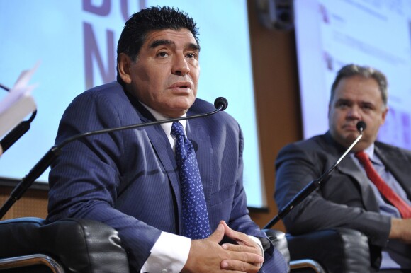 Diego Maradona lors d'une conférence de presse à Milan en Italie le 17 octobre 2013 pour la sortie d'un DVD sur sa carrière avec le journal La Gazzetta dello Sport.