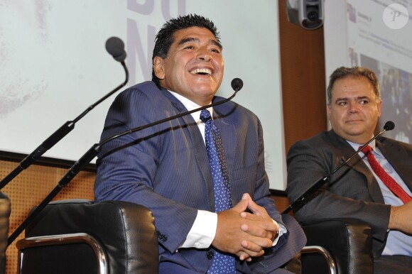 Diego Maradona lors d'une conférence de presse à Milan en Italie le 17 octobre 2013 pour la sortie d'un DVD sur sa carrière avec le journal La Gazzetta dello Sport.
