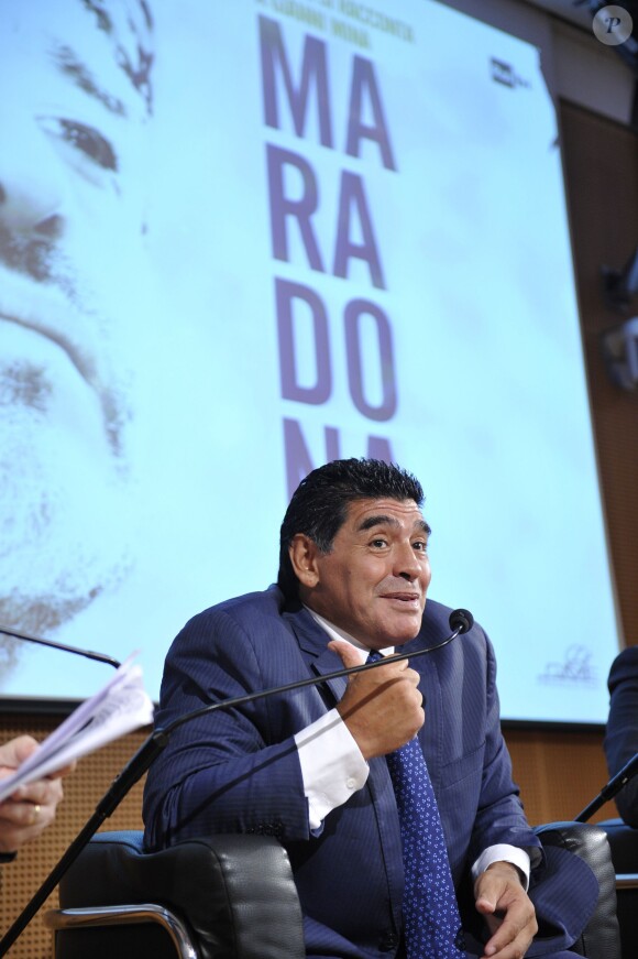 Diego Maradona lors d'une conférence de presse à Milan en Italie le 17 octobre 2013 pour la sortie d'un DVD sur sa carrière avec le journal La Gazzetta dello Sport.