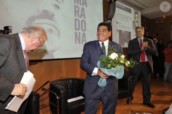 Diego Maradona lors d'une conférence de presse à Milan en Italie le 17 octobre 2013 pour la sortie d'un DVD sur sa carrière avec le journal La Gazzetta dello Sport.