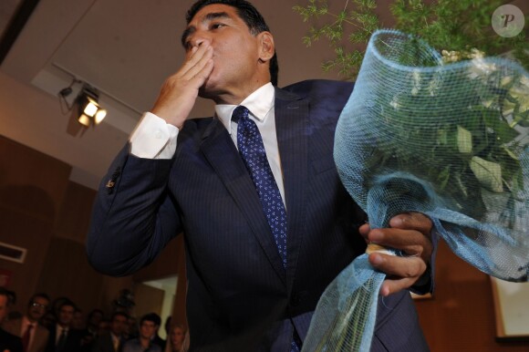 Diego Maradona lors d'une conférence de presse à Milan en Italie le 17 octobre 2013 pour la sortie d'un DVD sur sa carrière avec le journal La Gazzetta dello Sport.