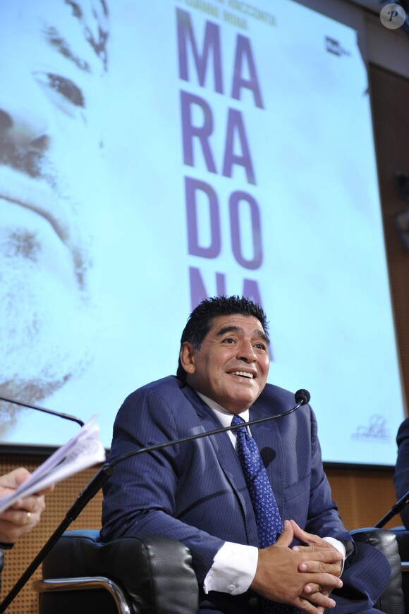 Diego Maradona lors d'une conférence de presse à Milan en Italie le 17 octobre 2013 pour la sortie d'un DVD sur sa carrière avec le journal La Gazzetta dello Sport.