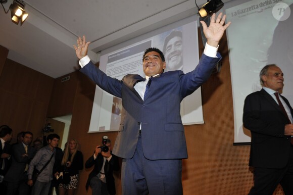 Diego Maradona lors d'une conférence de presse à Milan en Italie le 17 octobre 2013 pour la sortie d'un DVD sur sa carrière avec le journal La Gazzetta dello Sport.