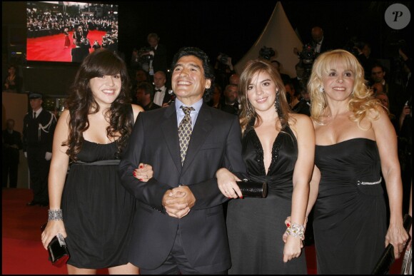 Diego Maradona avec ses filles Giannina, Dalma, et son ex-épouse Claudia à Cannes le 21 mai 2008.