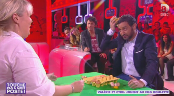Valérie Damidot était invitée dans 'Touche pas à mon poste' sur D8. Le 3 octobre 2013. L'animatrice a joué à un jeu très particulier avec Cyril Hanouna.