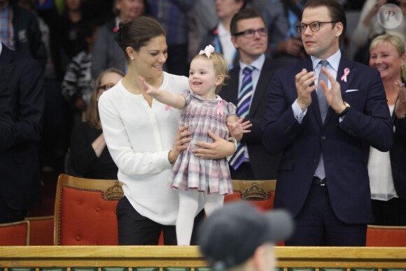 La princesse Victoria et la princesse Estelle de Suède assistaient avec le prince Daniel, tous trois arborant le ruban rose symbolique de la lutte contre le cancer du sein, à la finale de l'Open de Stockholm le 20 octobre 2013. Le prince Daniel a remis le trophée à Grigor Dimitrov, qui a signé le premier succès de sa carrière pro en battant David Ferrer.