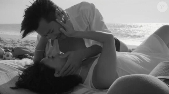 Pascal Obispo a dévoilé le clip de sa nouvelle chanson D'un Ave Maria, le 18 octobre 2013.