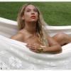 Beyoncé prend la pose topless dans un hamac lors d'un séjour en Nouvelle-Zélande, fin octobre 2013.