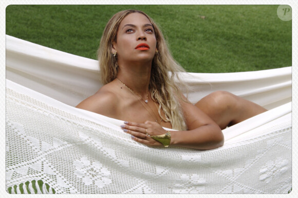 Beyoncé prend la pose topless dans un hamac lors d'un séjour en Nouvelle-Zélande, fin octobre 2013.