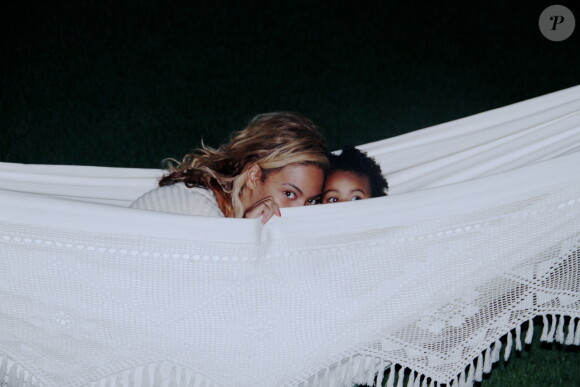 Beyoncé a pris la pose avec sa fille Blue Ivy, lors de son séjour en Nouvelle-Zélande, fin octobre 2013.