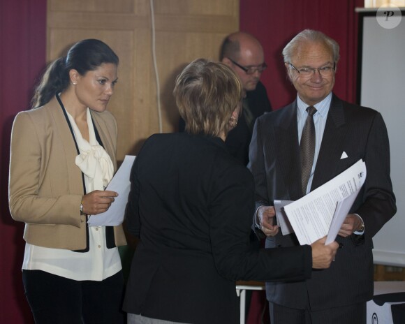 La princesse Victoria de Suède, membre du conseil d'administration de la WWF Suède, et son père le roi Carl XVI Gustaf, son président d'honneur, remettaient ensemble le 21 octobre 2013 à Stockholm les prix de la fondation.