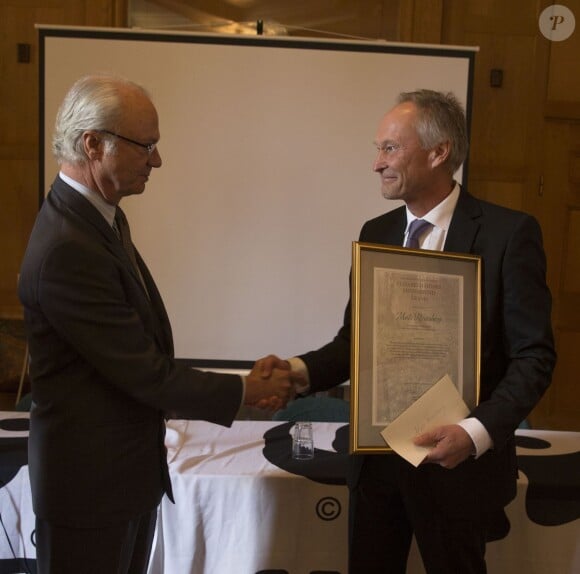 Mats Rosenberg, lauréat du Prix pour la Protection de l'Environnement. La princesse Victoria de Suède, membre du conseil d'administration de la WWF Suède, et son père le roi Carl XVI Gustaf, son président d'honneur, remettaient ensemble le 21 octobre 2013 à Stockholm les prix de la fondation.