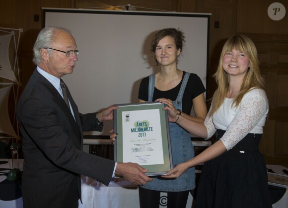 Johanna Lakso et Olivia Linander, lauréates du Prix Héros de l'Environnement. La princesse Victoria de Suède, membre du conseil d'administration de la WWF Suède, et son père le roi Carl XVI Gustaf, son président d'honneur, remettaient ensemble le 21 octobre 2013 à Stockholm les prix de la fondation.