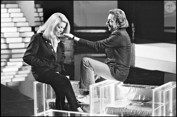 Catherine Deneuve et Serge Gainsbourg sur un plateau télévisé en 1981