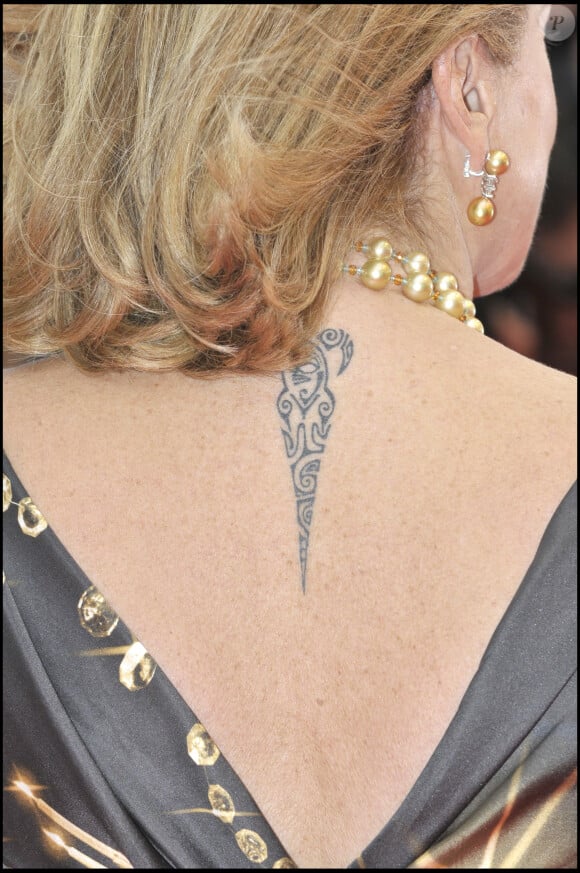 Catherine Deneuve lors de la cérémonie de clôture du Festival de Cannes 2008, dévoilant son tatouage