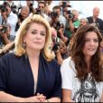 Chiara Mastroianni et Catherine Deneuve lors du photocall du film Les Bien-aimés pour le Festival de Cannes 2011