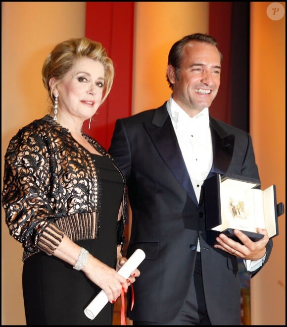 Catherine Deneuve et Jean Dujardin, prix d'interprétation pour The Artist, lors du Festival de Cannes 2011