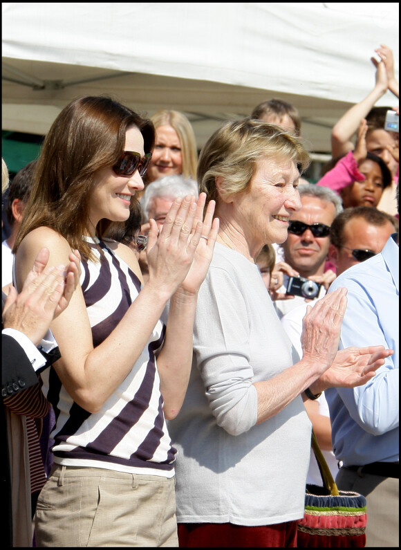 Carla Bruni-Sarkozy et sa mère Marisa Bruni-Tedeschi à Cavalière, le 13 avril 2009.