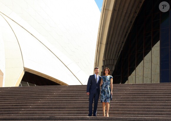 Mary et Frederik de Danemark ont pris la pose devant l'Opéra de Sydney, dont ils sont venus célébrer le 40e anniversaire, dès leur arrivée en Australie le 24 octobre 2013 pour une visite officielle de quatre jours.