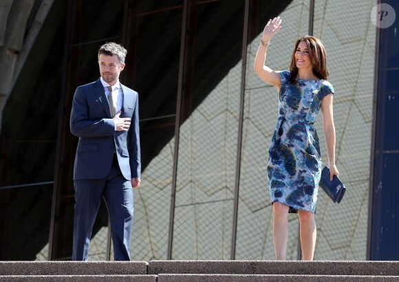 La princesse Mary et le prince Frederik de Danemark ont pris la pose devant l'Opéra de Sydney, dont ils sont venus célébrer le 40e anniversaire, dès leur arrivée en Australie le 24 octobre 2013 pour une visite officielle de quatre jours.