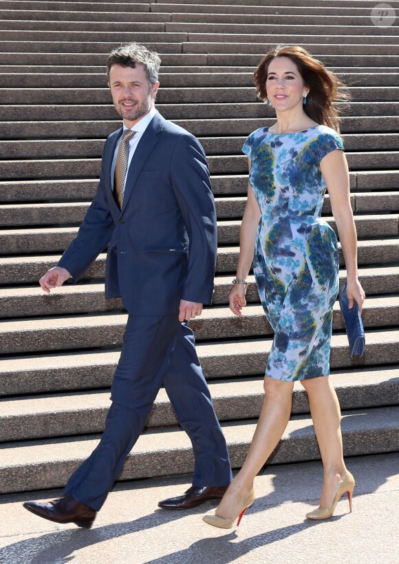La princesse Mary et le prince Frederik devant l'Opéra de Sydney, dont ils sont venus célébrer le 40e anniversaire, dès leur arrivée en Australie le 24 octobre 2013 pour une visite officielle de quatre jours.
