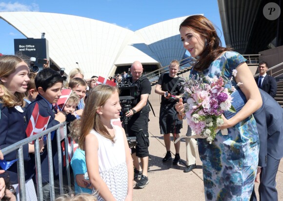 La princesse Mary et le prince Frederik de Danemark ont pris la pose devant l'Opéra de Sydney, dont ils sont venus célébrer le 40e anniversaire, dès leur arrivée en Australie le 24 octobre 2013 pour une visite officielle de quatre jours.