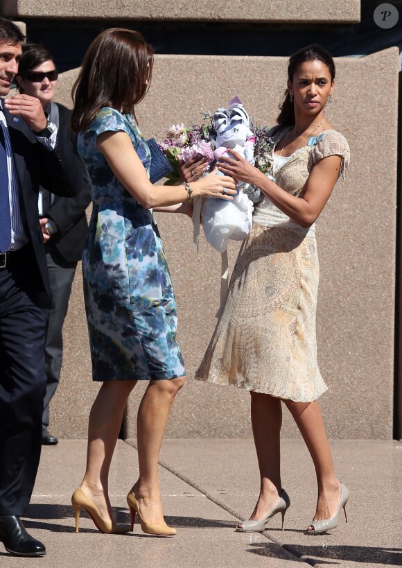 La princesse Mary et le prince Frederik de Danemark ont pris la pose devant l'Opéra de Sydney, dont ils sont venus célébrer le 40e anniversaire, dès leur arrivée en Australie le 24 octobre 2013 pour une visite officielle de quatre jours.