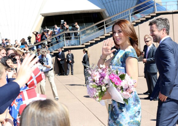 La princesse Mary et le prince Frederik de Danemark ont pris la pose devant l'Opéra de Sydney, dont ils sont venus célébrer le 40e anniversaire, dès leur arrivée en Australie le 24 octobre 2013 pour une visite officielle de quatre jours.
