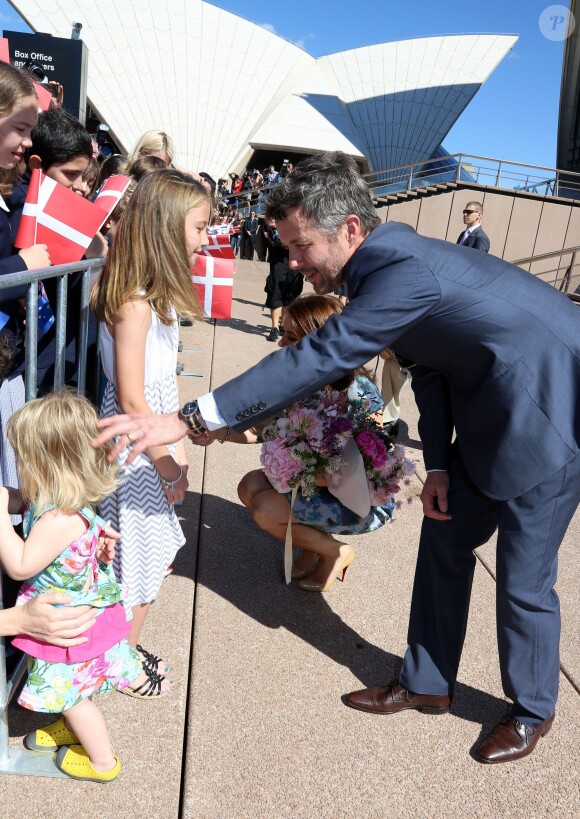 La princesse Mary et le prince Frederik de Danemark ont pris la pose devant l'Opéra de Sydney, dont ils sont venus célébrer le 40e anniversaire, dès leur arrivée en Australie le 24 octobre 2013 pour une visite officielle de quatre jours.