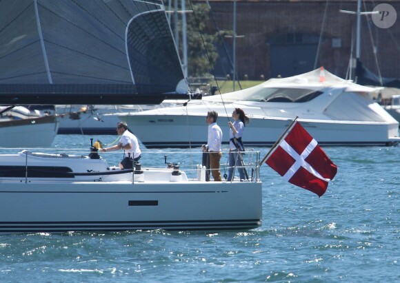 La princesse Mary et le prince Frederik de Danemark naviguant dans la rade de Sydney au premier jour de leur visite officielle en Australie, le 24 octobre 2013