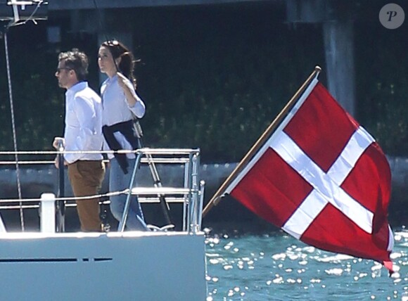 La princesse Mary et le prince Frederik de Danemark naviguant dans la rade de Sydney au premier jour de leur visite officielle en Australie, le 24 octobre 2013
