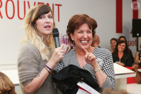Daphné Bürki et Roselyne Bachelot à l'occasion de la vente aux enchères "Les femmes donnent aux femmes" au profit de l'Institut Curie à l'hôtel des ventes Drouot. Paris, le 22 octobre 2013.