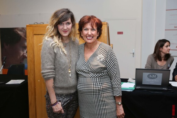 Daphné Bürki et Roselyne Bachelot lors de la vente aux enchères "Les femmes donnent aux femmes" au profit de l'Institut Curie à l'hôtel des ventes Drouot. Paris, le 22 octobre 2013.