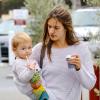 Alessandra Ambrosio et son compagnon Jamie Mazur emmènent leur fils Noah déjeuner à Brentwood. Le 23 octobre 2013