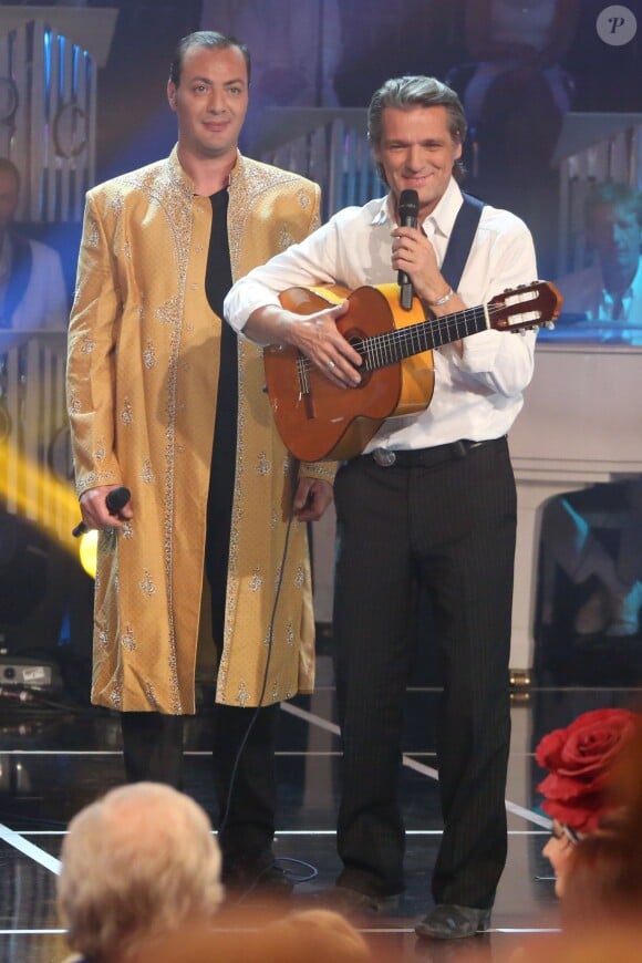 Exclusif - Yvan Le Bolloc'h et ma guitare à l'enregistrement de l'émission "Les Années Bonheur" qui sera diffusée le 2 novembre 2013.