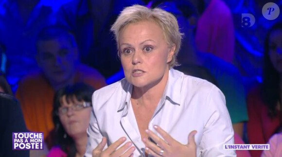 Muriel Robin était l'invitée de Cyril Hanouna dans "Touche pas à mon poste " sur D8. Lundi 7 octobre 2013.