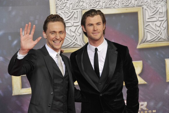 Tom Hiddleston et Chris Hemsworth lors de l'avant-première du film Thor - Le Monde des ténèbres, à Berlin en Allemagne le 27 octobre 2013