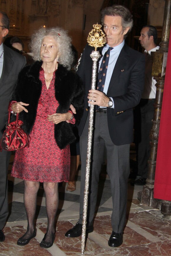 Cayetana, la 18 duchesse d'Albe, avec son mari Alfonso Diez le 27 octobre 2013 à Séville pour les 25 ans de la Fraternité des Gitans.