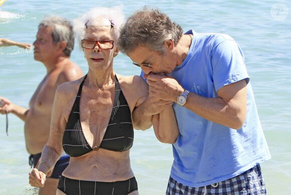 La duchesse d'Albe et son mari Alfonso à Ibiza en août 2013