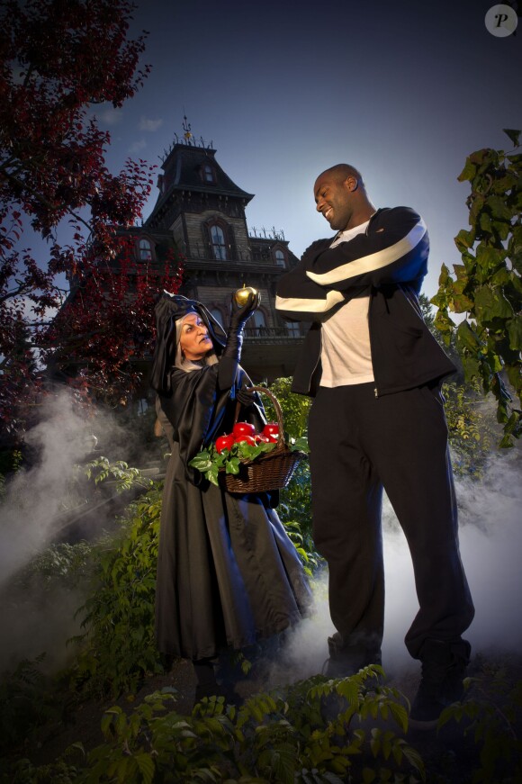Teddy Riner chez Disney, face à la sorcière de Blanche-Neige et sa pomme dorée, à Marne-la-Vallée