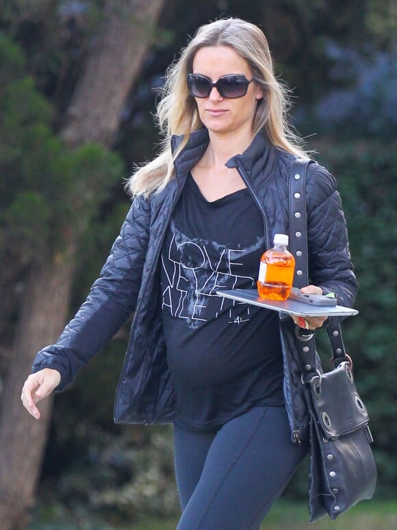 Exclusif - Caroline Lindqvist enceinte de six mois, se promène à Los Angeles, le 17 octobre 2013.