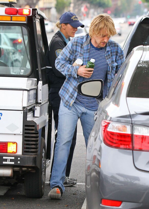 Exclusif - Owen Wilson prend une contravention à Santa Monica le 23 octobre 2013.