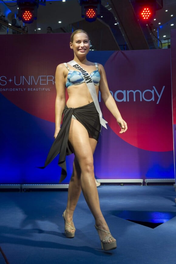 Miss Allemagne 2013 Anne Julia Hagen lors de la présentation de la collection 2014 Yamamay pour Miss Univers, une collection de maillots de bain au Rio Leninsky Mall à Moscou, le 26 octobre 2013