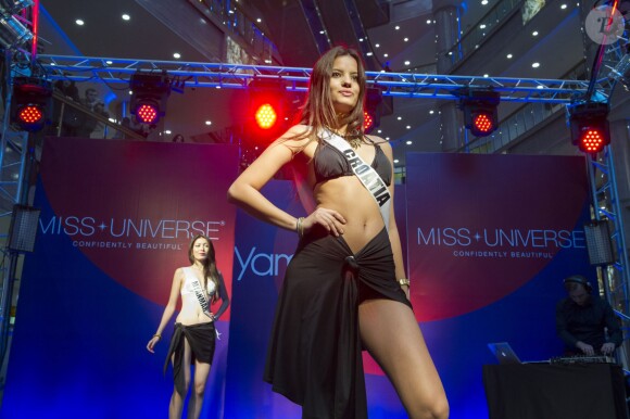 Miss Croatie 2013 Melita Fabecic lors de la présentation de la collection 2014 Yamamay pour Miss Univers, une collection de maillots de bain au Rio Leninsky Mall à Moscou, le 26 octobre 2013