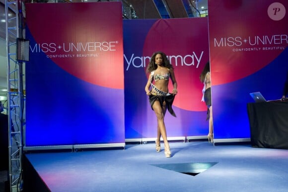 Miss République Dominicaine 2013 Yaritza Reyes lors de la présentation de la collection 2014 Yamamay pour Miss Univers, une collection de maillots de bain au Rio Leninsky Mall à Moscou, le 26 octobre 2013
