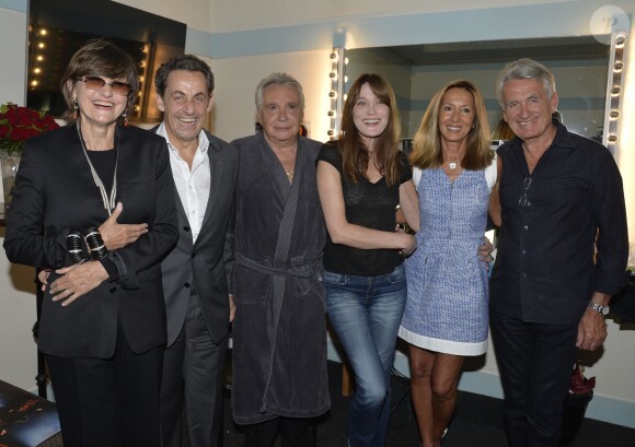 Nicole et Gilbert Coulier (producteurs de Michel Sardou), Nicolas Sarkozy et Carla Bruni-Sarkozy avec Michel Sardou et Anne-Marie Périer à l'Olympia de Paris le 7 juin 2013.