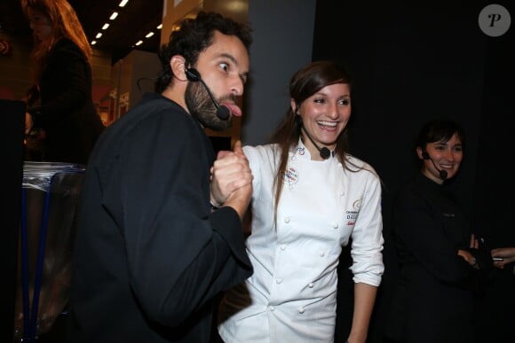 Yoni Saada (Top Chef 2013) et Noémie Honiat (Top Chef 2012) lors d'une battle gourmande opposant des candidats de Top Chef à ceux de MasterChef au 19ème Salon du chocolat 2013 à la Porte de Versailles à Paris le 29 octobre 2013