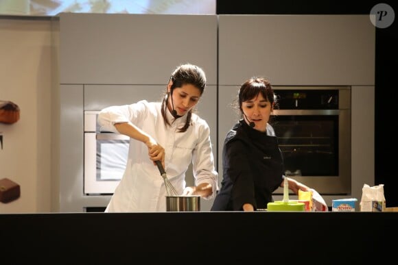 Hasnaa Ferreira et Annelyse Chardon (MasterChef 2012) lors d'une battle gourmande opposant des candidats de Top Chef à ceux de MasterChef au 19ème Salon du chocolat 2013 à la Porte de Versailles à Paris le 29 octobre 2013